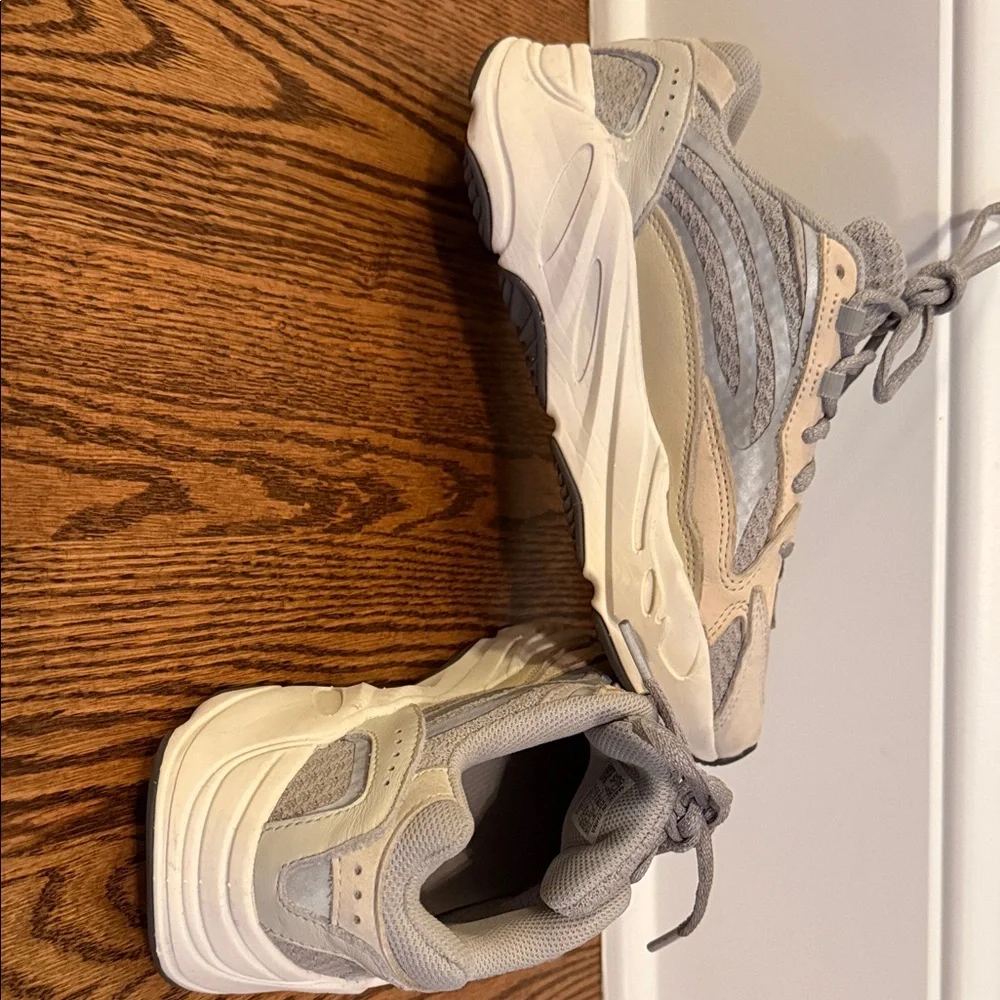 Yeezy Boost 700 V2 Cream Male sz 5.5